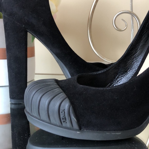 FENDI Runway Décolleté Rubber toe cap Black SUEDE Heels - Picture 4 of 13
